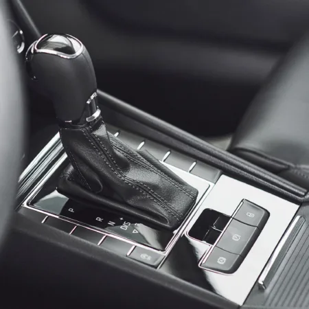 auto e_0002_detail-modern-car-interior-gear-stick-automatic-transmission-expensive-car