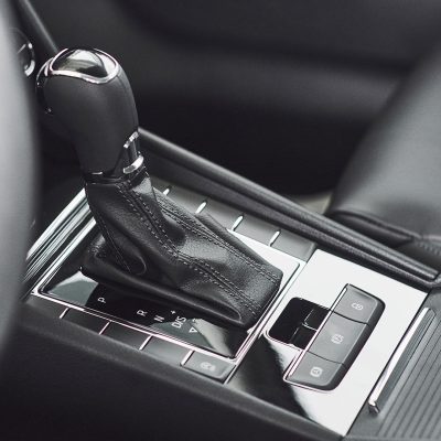 auto e_0002_detail-modern-car-interior-gear-stick-automatic-transmission-expensive-car